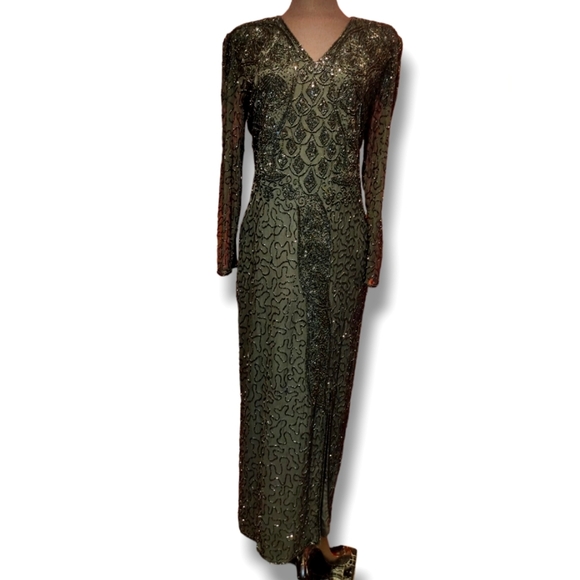 Elegant Long black beaded Evening gown. Long Sleeves. Size 10 - Picture 3 of 10